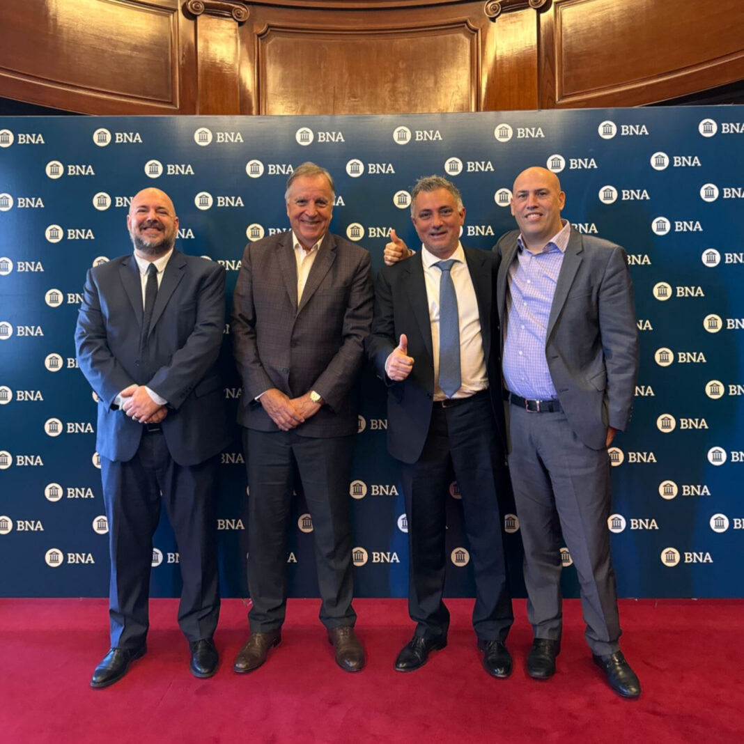 El diputado bonaerense libertario Alejandro Carrancio y el armador provincial liberal, Sebastián Pareja, se reunieron con el Presidente del Banco Nación, Daniel Tillard.