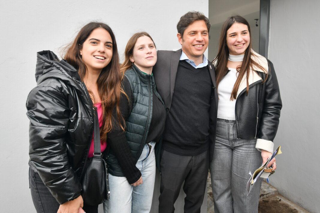 El gobernador bonaerense, Axel Kicillof, este miércoles, entregó 32 viviendas en Santa Teresita e inauguró un nuevo Centro de Atención Primaria de la Salud en Ayacucho.