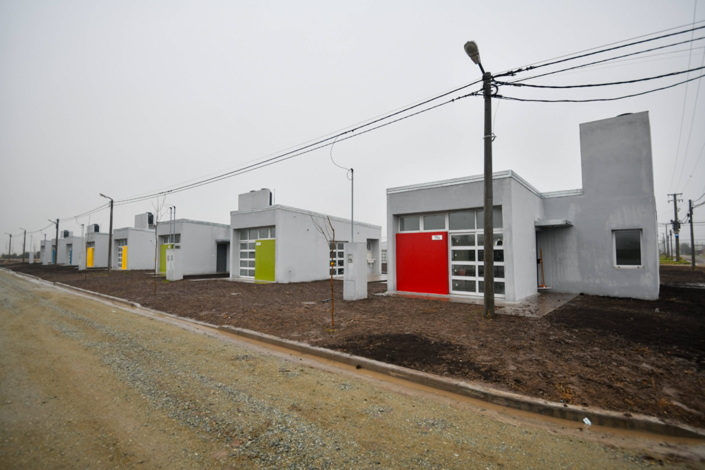 El gobernador bonaerense, Axel Kicillof, este miércoles, entregó 32 viviendas en Santa Teresita e inauguró un nuevo Centro de Atención Primaria de la Salud en Ayacucho.
