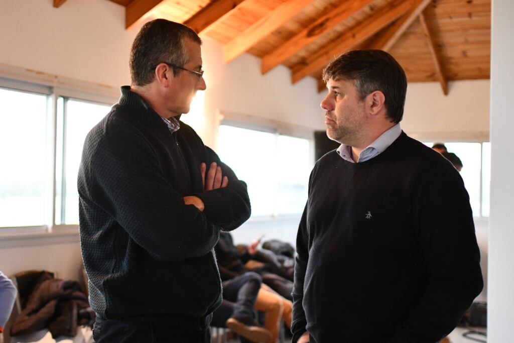 El presidente del Foro de Intendentes radicales, Maximiliano Suescún, junto al jefe comunal de Magdalena, Lisandro Hourcade.