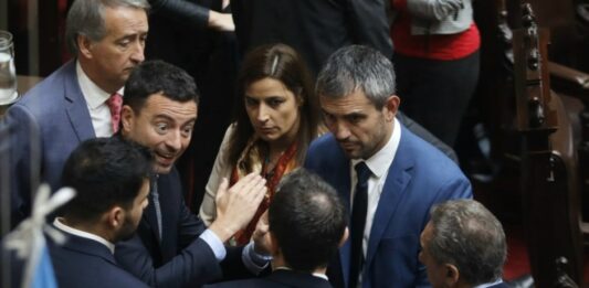 El bloque de La Libertad Avanza negocia con la oposición dialoguista el armado de la comisión Bicameral que analizará el regreso de la SIDE.