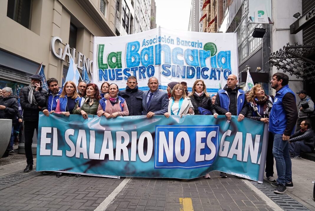 La Asociación Bancaria presentó una medida cautelar contra la restitución de la cuarta categoría del impuesto a las Ganancias.