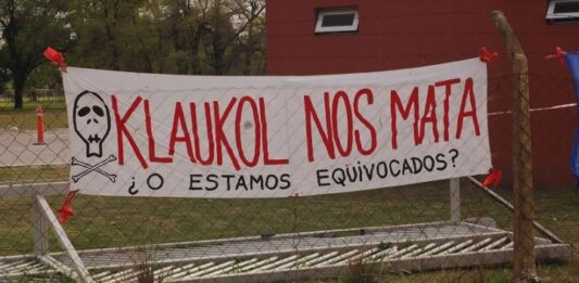 Una diputada nacional del Frente de Izquierda reclamó por el cierre de la fábrica Klaukol en la localidad de Virrey del Pino, La Matanza, tras el fallecimiento de dos vecinos.