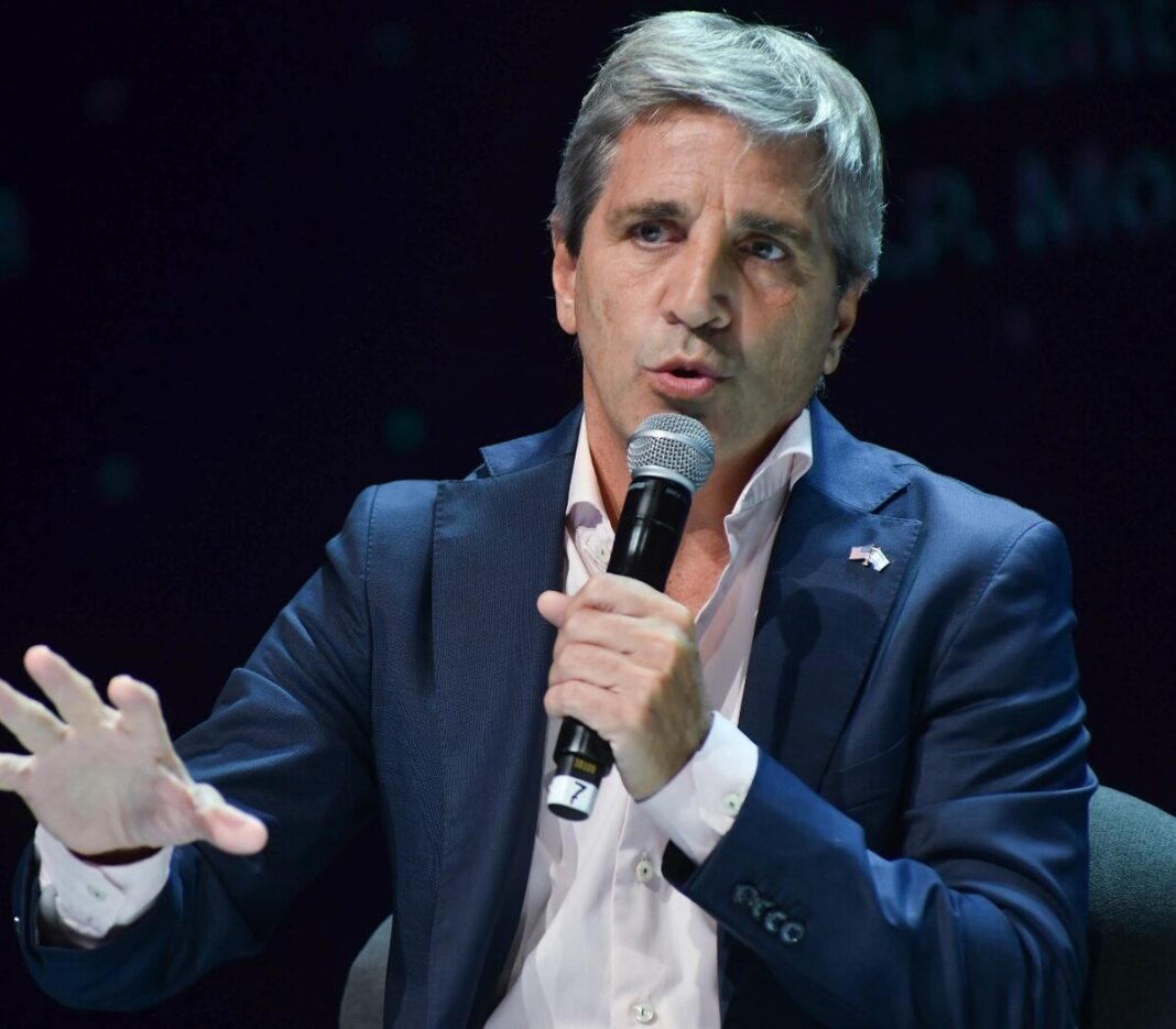 El ministro de Economía, Luis Caputo, admitió que la recuperación del consumo 