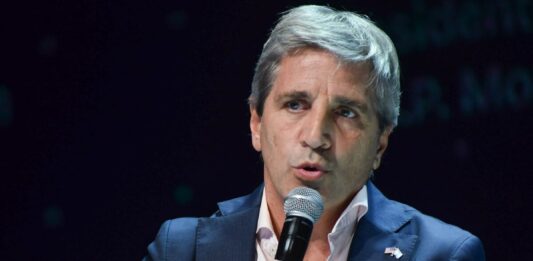 El ministro de Economía, Luis Caputo, admitió que la recuperación del consumo "llevará meses".