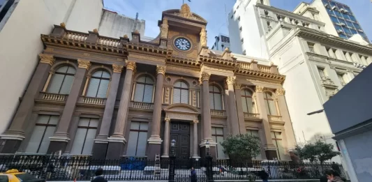 El Gobierno comenzó la segunda fase de su plan económico con la migración de la deuda del BCRA hacia el Tesoro. Qué implica y cuáles son sus objetivos.