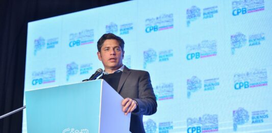 Axel Kicillof despotricó contra las declaraciones del presidente Javier Milei sobre la planta de GNL que llevan adelante YPF y Petronas.