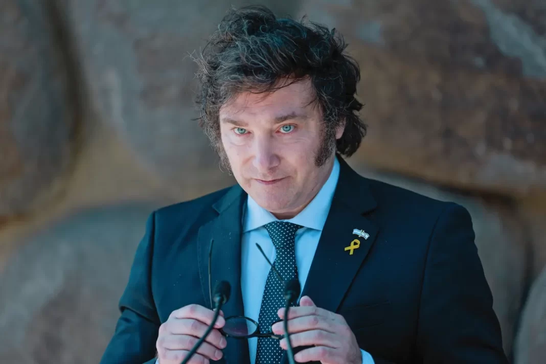 El presidente de la Nación, Javier Milei, viaja a la provincia de Neuquén para visitar la formación de Vaca Muerta y respaldar la mega inversión de GNL de YPF.