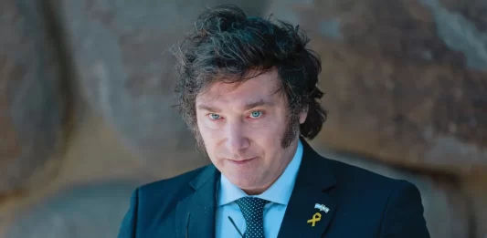 El presidente de la Nación, Javier Milei, viaja a la provincia de Neuquén para visitar la formación de Vaca Muerta y respaldar la mega inversión de GNL de YPF.