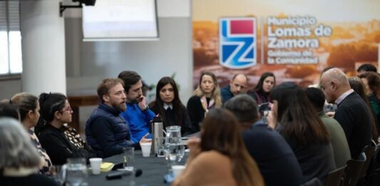 Nicolás Kreplak, Federico Otermín y Daniela Vilar lanzaron el programa “La salud mental la hacemos entre todos y todas”.