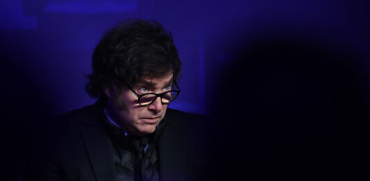 El presidente de la Nación, Javier Milei, declaró que la planta de GNL que planean llevar adelante las petroleras YPF y Petronas no se hará en Bahía Blanca. Hubo críticas a Axel Kicillof.