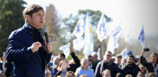 Axel Kicillof prepara un acto en Moreno, junto a la intendenta y dirigente del Movimiento Evita, Maricel Fernández en búsqueda de la foto de unidad.