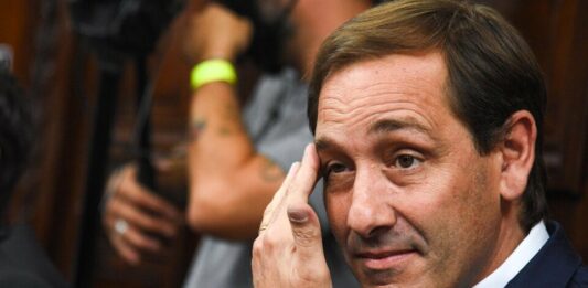 El Gobierno echó al subsecretario de Deportes, Julio Garro, tras su reclamo al capitán de la selección, Lionel Messi, por supuestos cantos xenófobos.