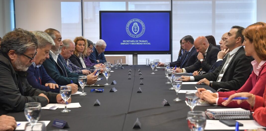 El secretario de Trabajo, Julio Cordero, accedió a armar una mesa técnica con la CGT y empresarios en pos de “atenuar” algunos ítems de la reforma laboral. Todos los detalles.
