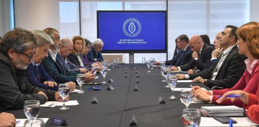El secretario de Trabajo, Julio Cordero, accedió a armar una mesa técnica con la CGT y empresarios en pos de “atenuar” algunos ítems de la reforma laboral. Todos los detalles.