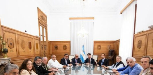 El Gobierno nacional tendrá este martes su primer cara a cara con la CGT, tras la aprobación de la Ley Bases. Los temas a tratar.