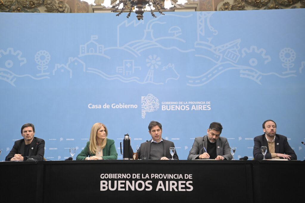 El ministro de Producción Augusto Costa, la vicegobernadora Verónica Magario, el gobernador Axel Kicillof, el ministro de Gobierno Carlos Bianco y su par de Economía Pablo López, respectivamente.