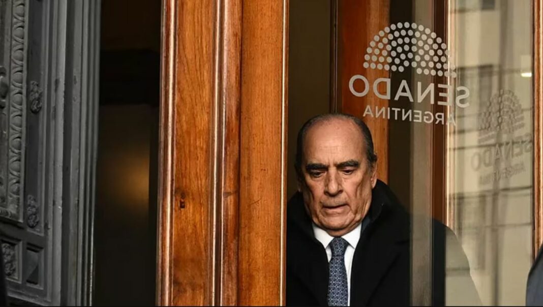 Francos apura las últimas reuniones para cerrar el Consejo de Mayo y se prueba el traje de titular del organismo.
