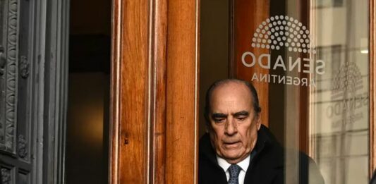 Francos apura las últimas reuniones para cerrar el Consejo de Mayo y se prueba el traje de titular del organismo.