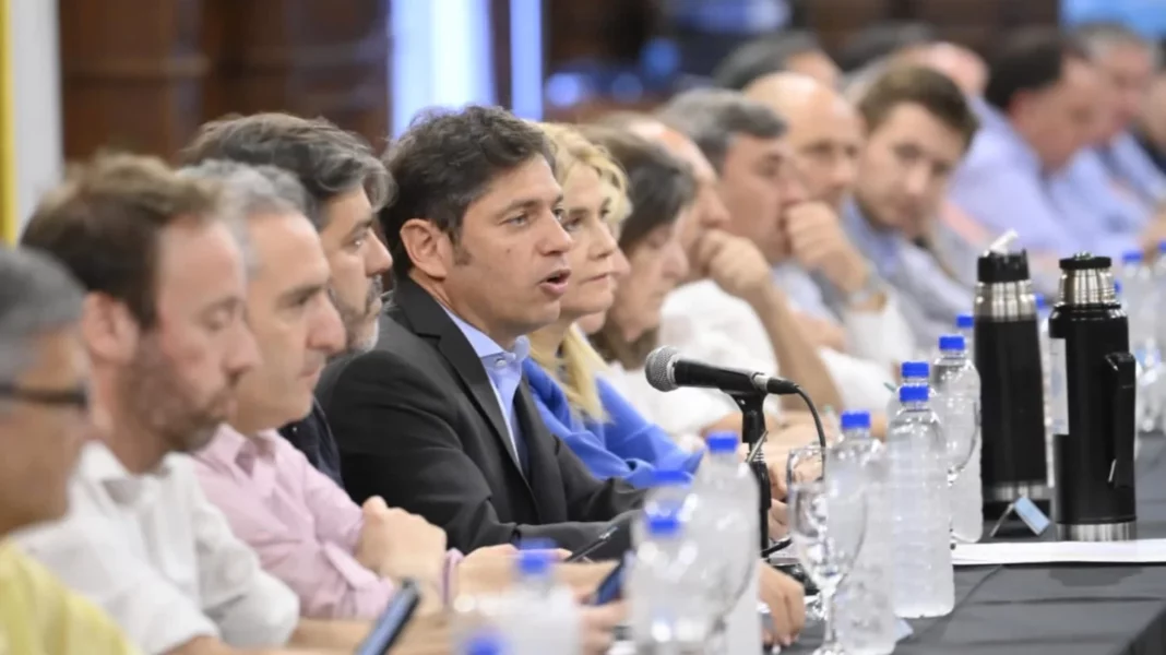 El gobernador bonaerense, Axel Kicillof, este jueves, se reunió con un puñado de dirigentes sindicales y gobernadores para cerrar filas contra el RIGI.