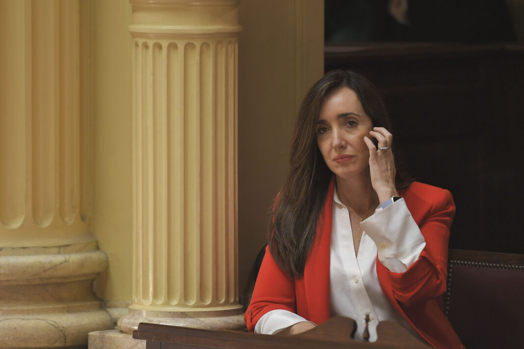 La vicepresidenta de la Nación, Victoria Villarruel, disparó contra los legisladores libertarios dialoguistas por votarle la empresa estatal a Axel Kicillof.