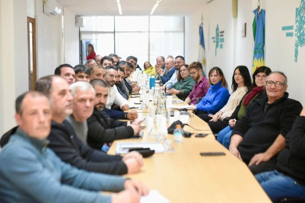 Los estatales bonaerenses aceptaron la oferta de 6,5% de aumento para julio. En la tarde, los funcionarios de Kicillof reciben a los docentes bonaerenses.