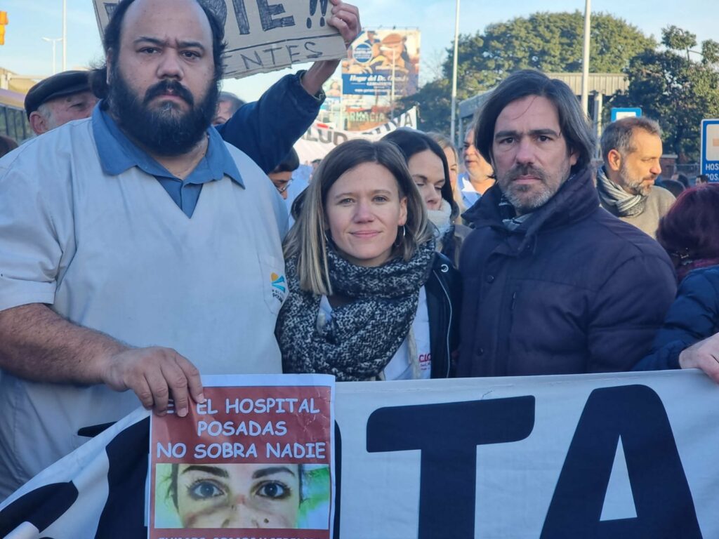 La diputada bonaerense, Laura Cano, acompañada por su par de Nación, Nicolás del Caño y uno de los despedidos del hospital posadas.