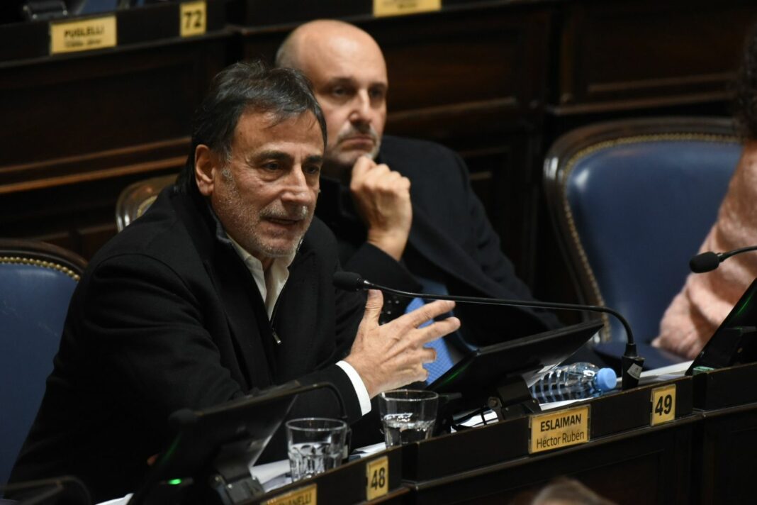 Al comienzo de la sesión, el diputado bonaerense, Rubén Eslaiman, le dedicó unas palabras al fallecido legislador José María Fernández. “Era una persona honorable”, afirmó.