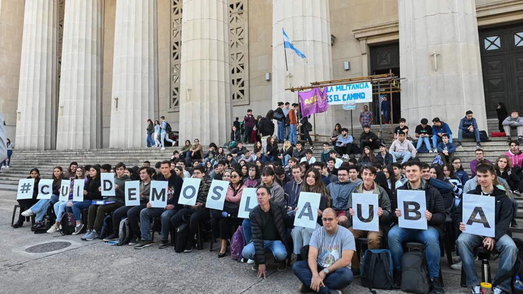 La UBA declaró la “emergencia salarial” y crece el conflicto del Gobierno con las universidades nacionales por la falta de actualización del presupuesto universitario.
