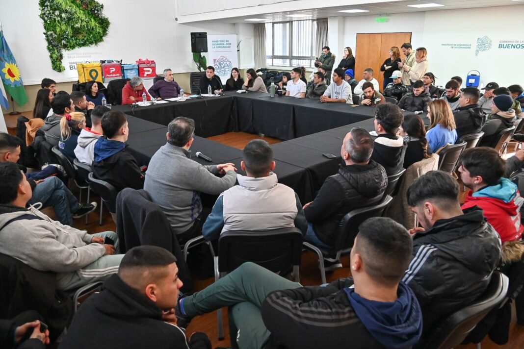 Larroque, Menéndez y Correa recibieron a trabajadores y referentes de apps de delivery en el marco de un nuevo programa provincial.