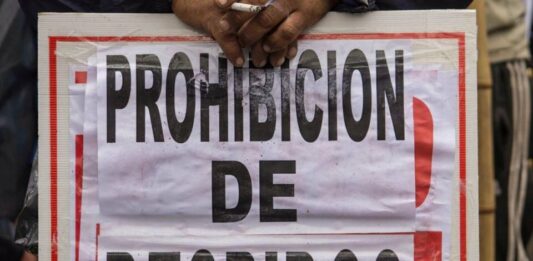 La diputada del Frente de Izquierda, Laura Cano, presentó un proyecto para frenar los despidos por 2 años en la provincia de Buenos Aires.