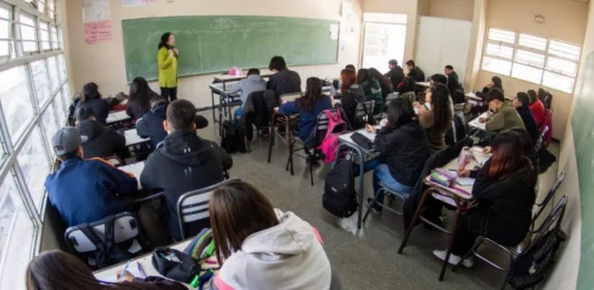 El titular de la cartera de Cultura y Educación, Alberto Sileoni, adelantó que traban en bloquear los sitios de apuestas online en las escuelas bonaerenses, para frenar la ludopatía infantil.
