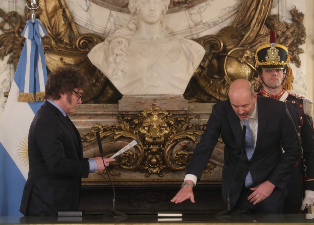 Sturzenegger anunció que, en busca de eliminar la burocracia innecesaria, implemetará un examen de ingreso para trabajar en el Estado.