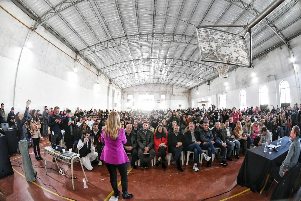 Verónica Magario encabezó en Chacabuco el cierre de jornada de “Voces Adolescentes”, el programa que promueve el Senado bonaerense.