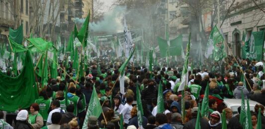 Este jueves, los estatales realizan un paro nacional para reclamar la reincorporación de los despedidos y un aumento salarial.