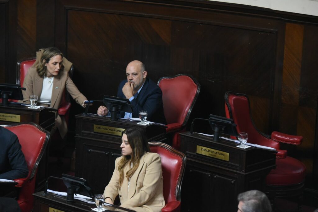 De la Torre mudó su banca, junto a Curestis y Arietto.