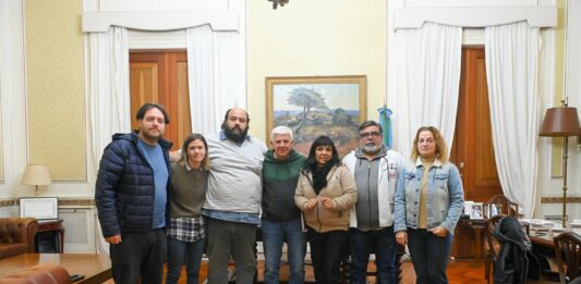 El presidente de la Cámara de Diputados bonaerense, Alejandro Dichiara, y los legisladores de la Izquierda recibieron a los despedidos del Hospital Posadas.