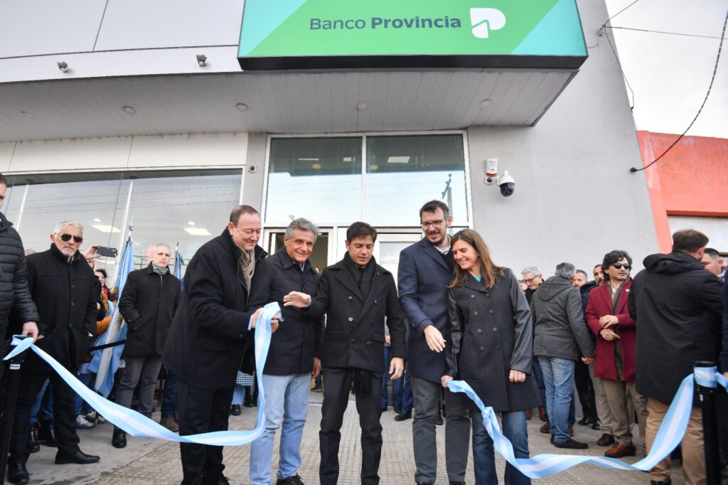 El gobernador Axel Kicillof, este miércoles, inauguró una nueva sucursal del Banco Provincia, en el municipio de Batán.