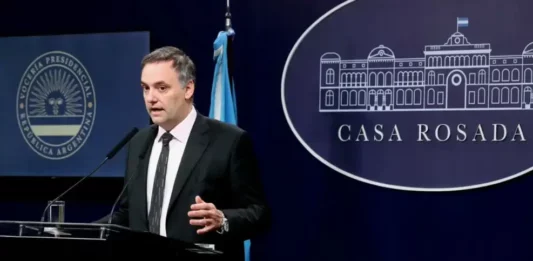 Tras la caída de los mercados por los anuncios de Caputo, Adorni ratifiicó que no llevarán adelante una devaluación.