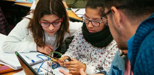 La diputada radical Alejandra Lordén presentó un proyecto para que se enseñe sobre el uso y el funcionamiento de la inteligencia artificial en las escuelas bonaerenses.