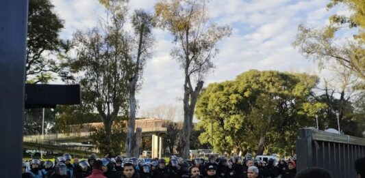 Los estatales se presentaron en la puerta del INTI ante la ola de despidos.