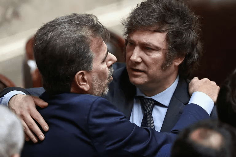 El presidente Javier Milei recibe apoyos para vetar la nueva fórmula de movilidad jubilatoria.