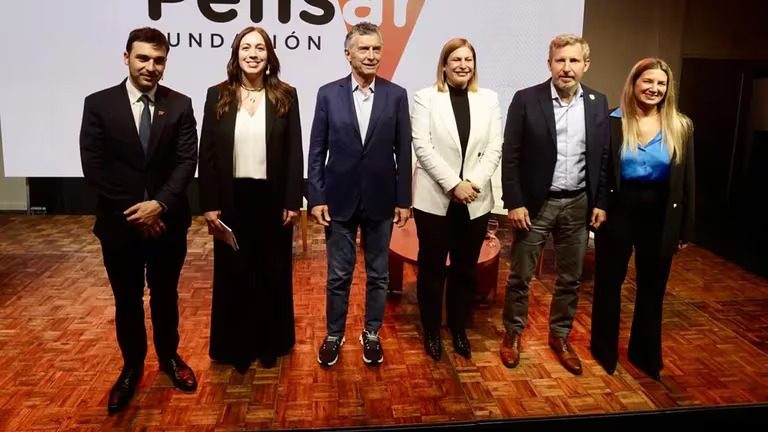 Mauricio Macri en el relanzamiento del PRO con Ignacio Torres, María Eugenia Vidal, Gisela Scaglia, Rogelio Frigerio y Silvia Lospennato.