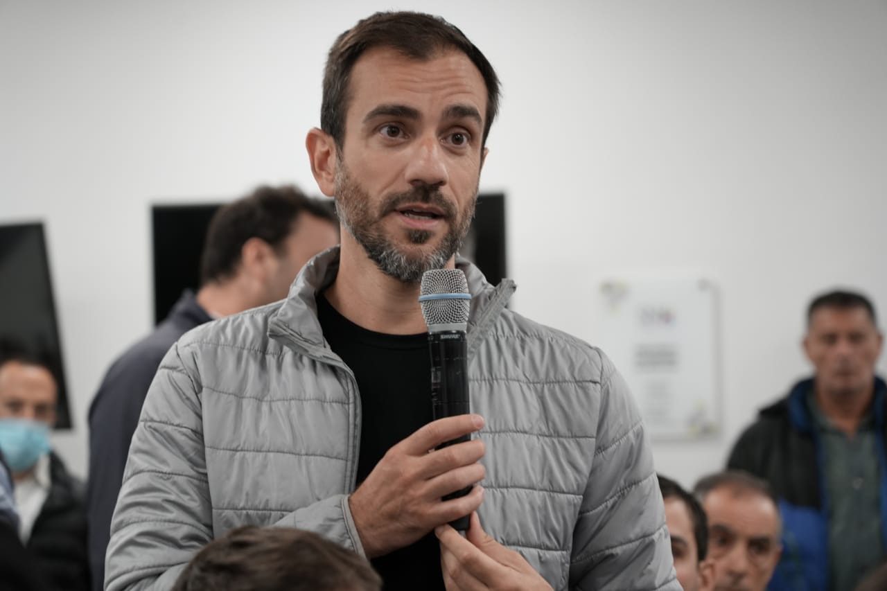 El intendente de Junín, Pablo Petrecca, festejó a Arata, su rival en las elecciones 2023.