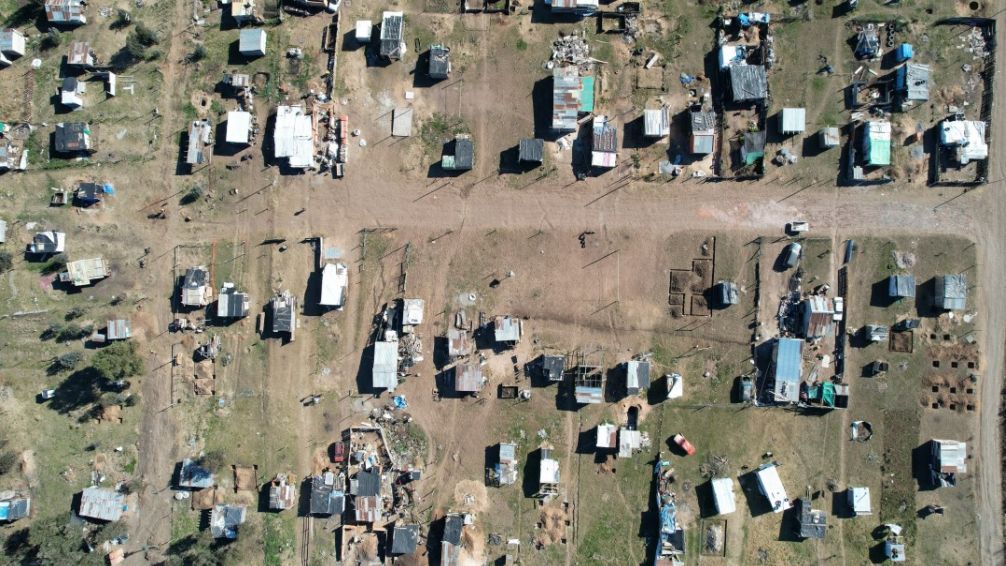 Tandil: La toma de tierras de La Movediza, vista desde arriba.