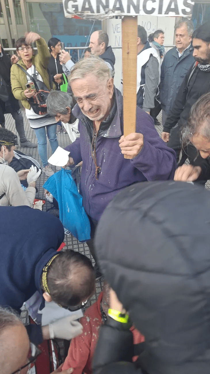 Efectivos de la Polícia Federal reprimieron a jubilados que protestaban contra el veto de Milei.