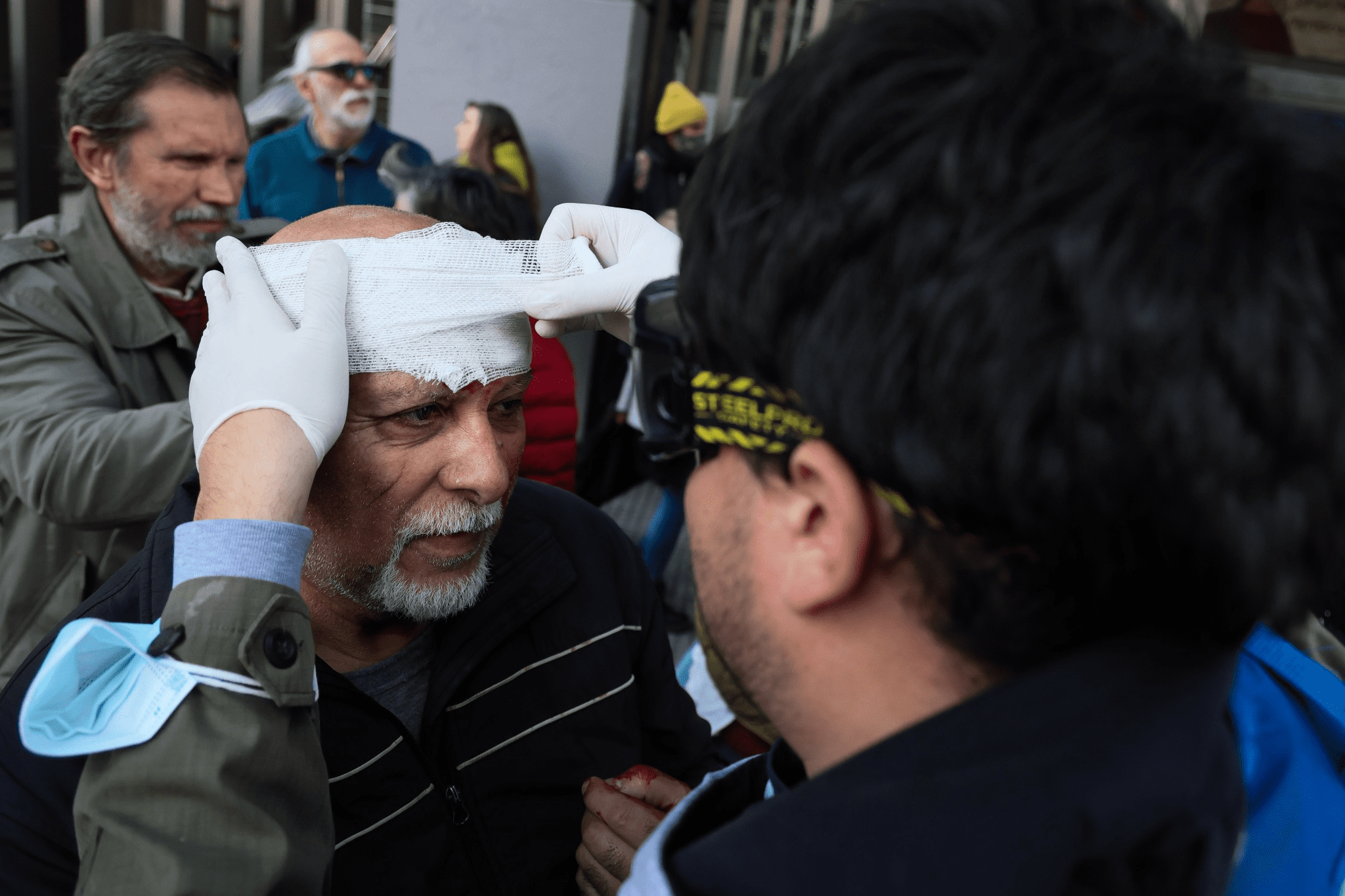 Efectivos de la Polícia Federal reprimieron a jubilados que protestaban contra el veto de Milei.