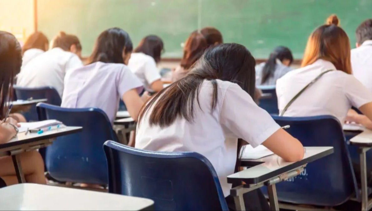 Los colegios privados bonaerenses esperan la autorización del Ejecutivo para aumentar la cuota tras el aumento salarial a docentes.