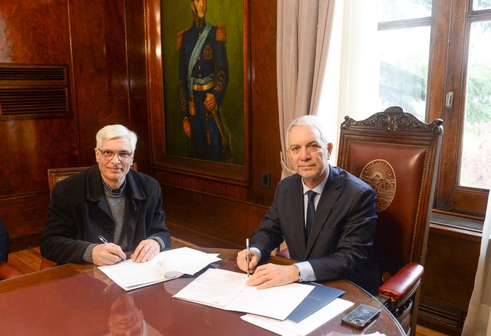 El intendente de La Plata, Julio Alak, firmó un convenio con la Facultad de Ingeniería de la UNLP para mejorar el parque automotor municipal.
