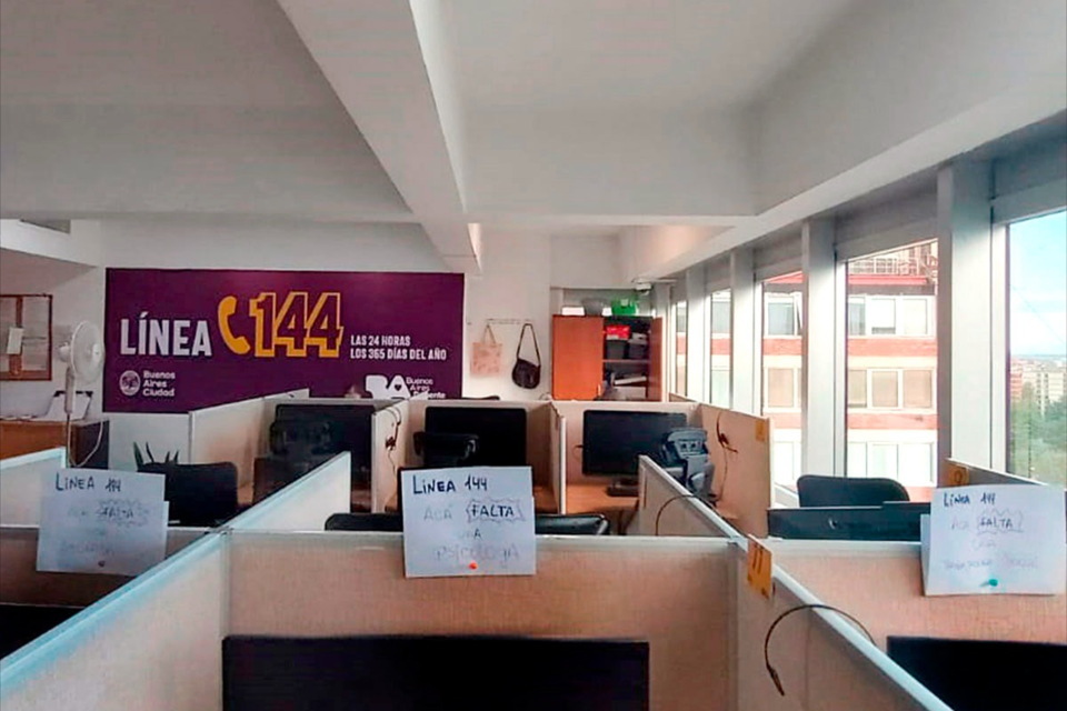 El Gobierno despidió al 80% de las empleadas de la Línea 144, que atendía los llamados de las víctimas de violencia de género.